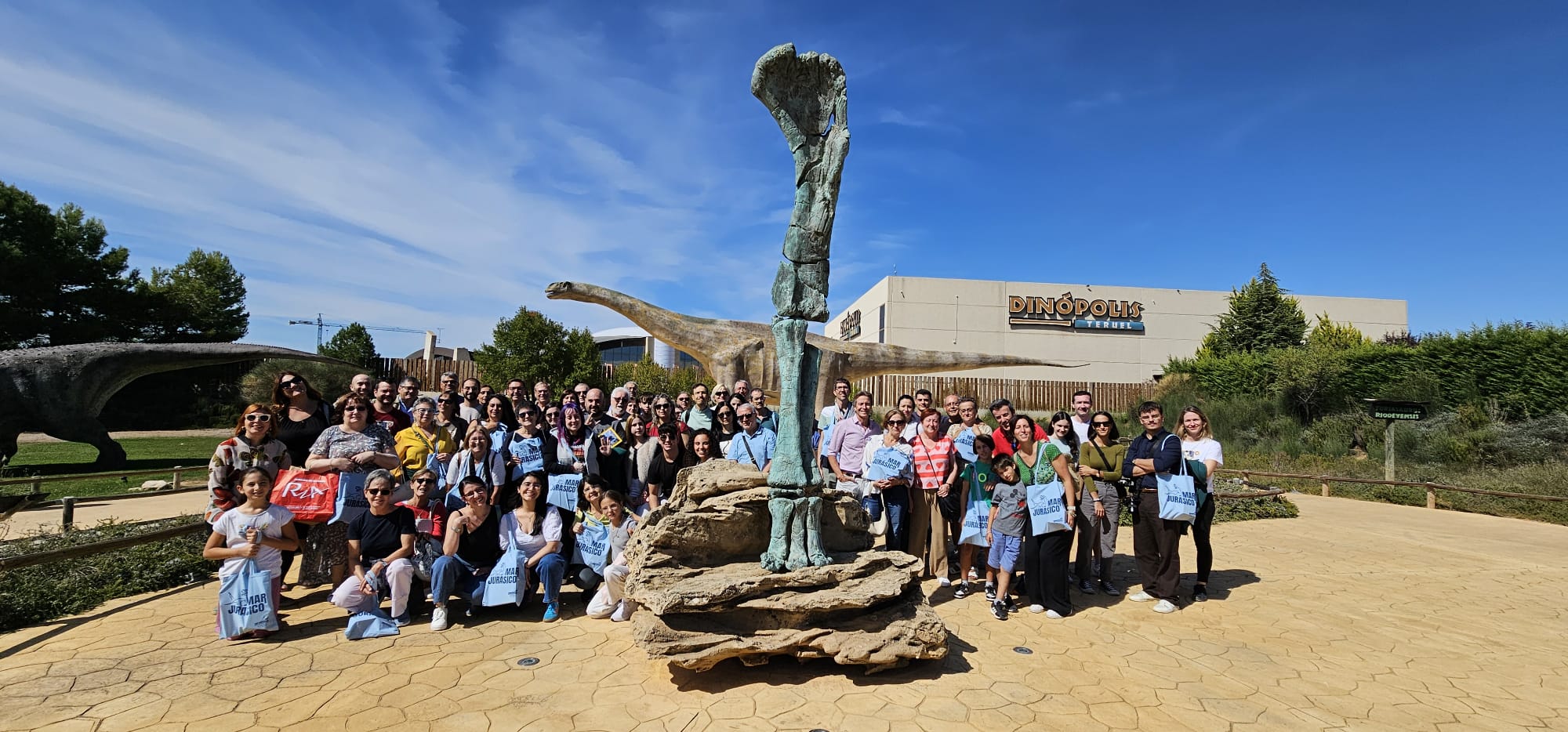 Foto de familia suscriptores EXPERIENCIA NG en Dinópolis 