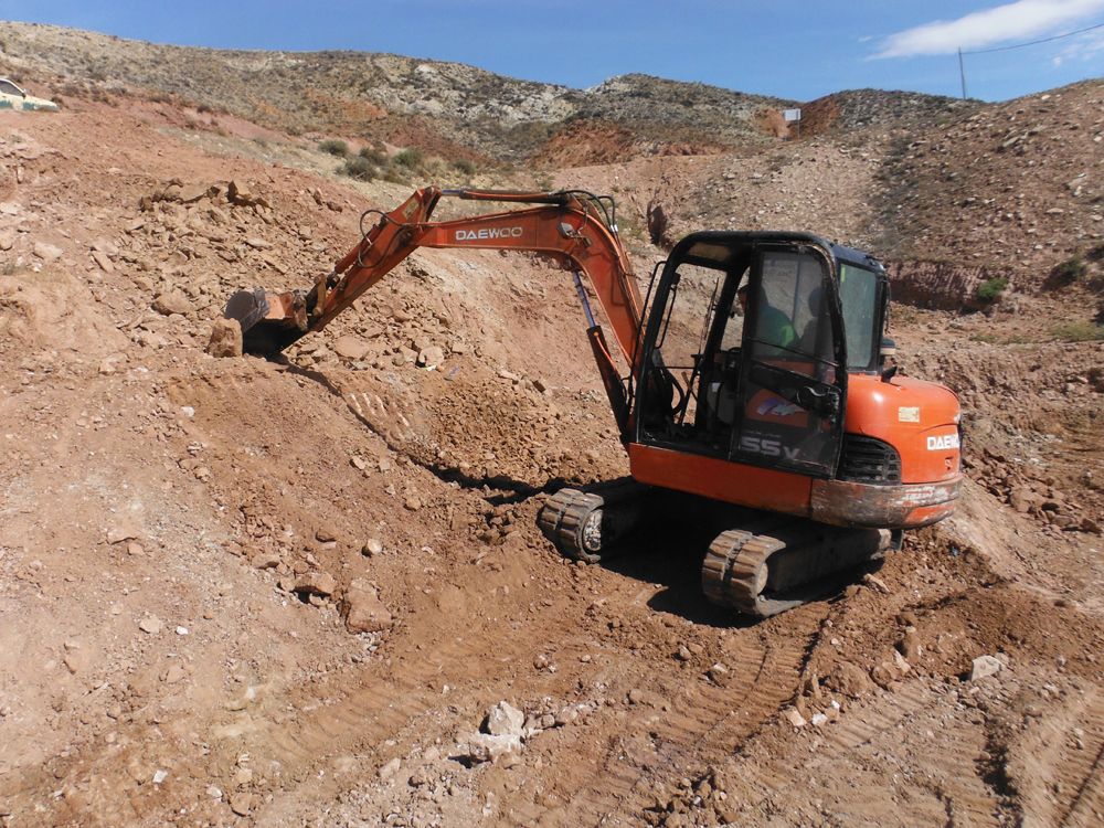 Maquina excavando en Las Zabacheras en septiembre de 2014