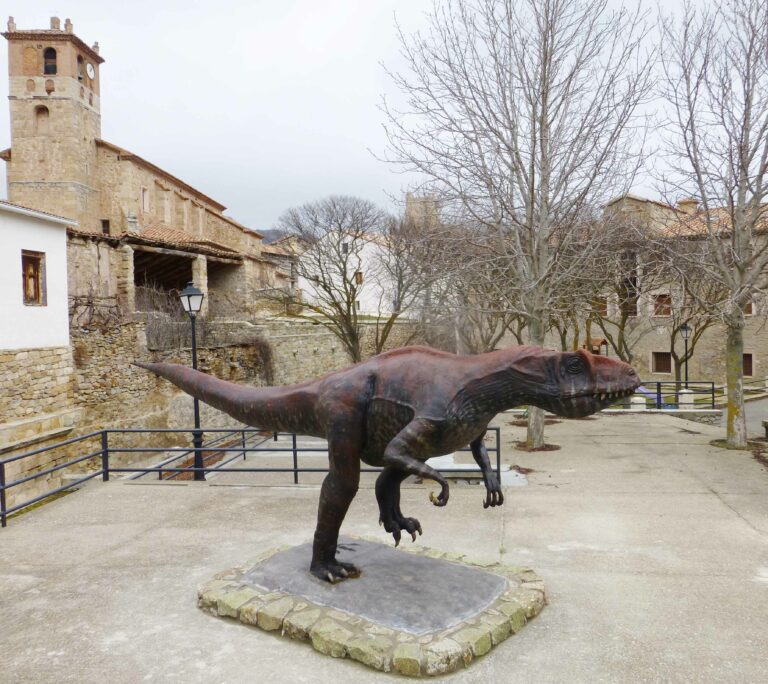 Un allosaurido en el parque de El Castellar