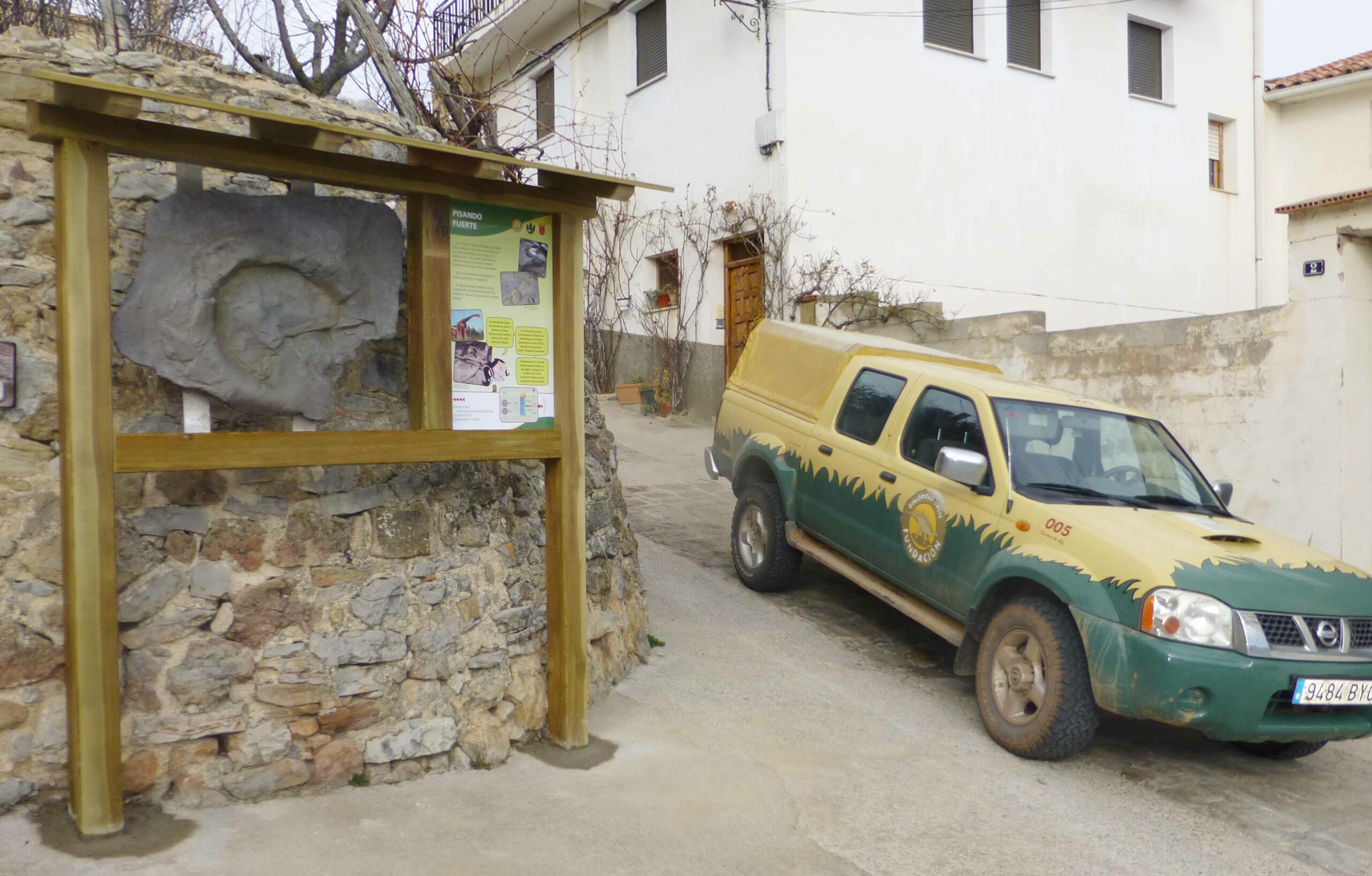 Una de las parada didácticas del DINOpaseo con una réplica de una huella de saurópodo del yacimiento El Pozo