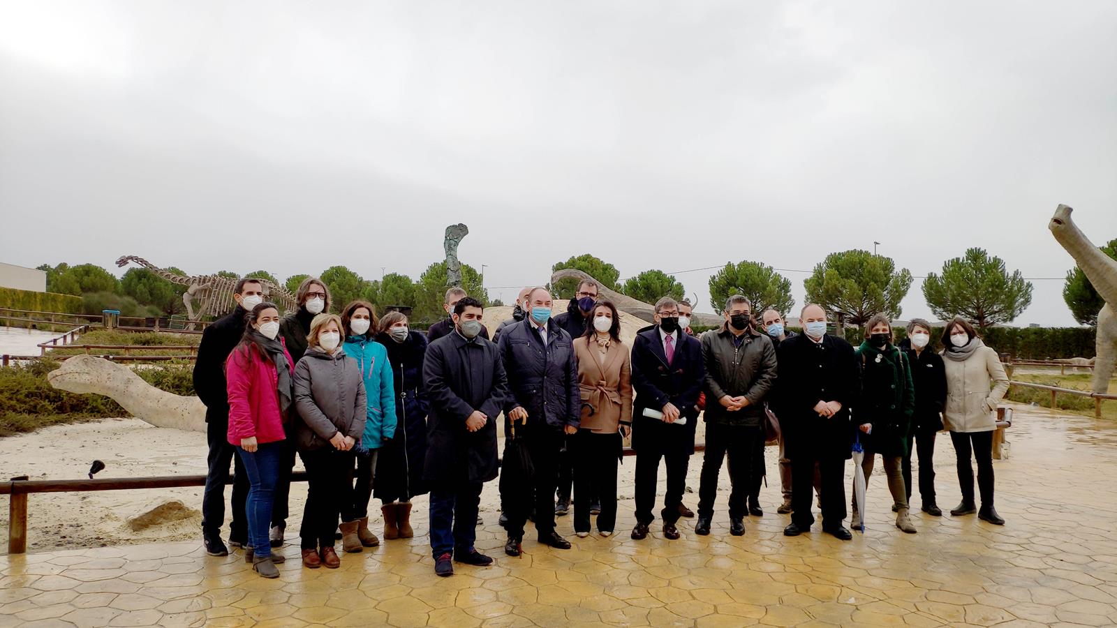 Presentación NOVEDAD 2022 Dinópolis Galveosaurus foto equipo humano