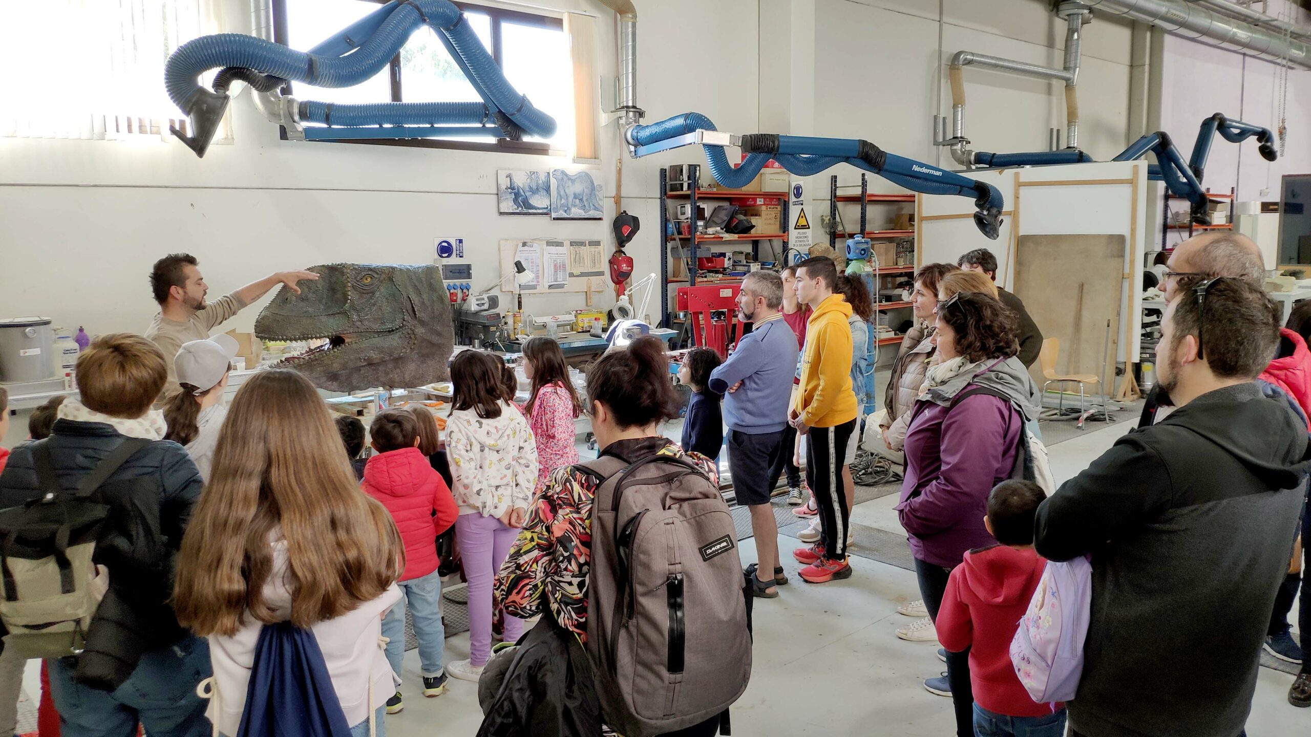 Foto 2 Visita público general JPA Fundación Dinópolis DIM 2023 LABORATORIO PARTE realización esculturas2