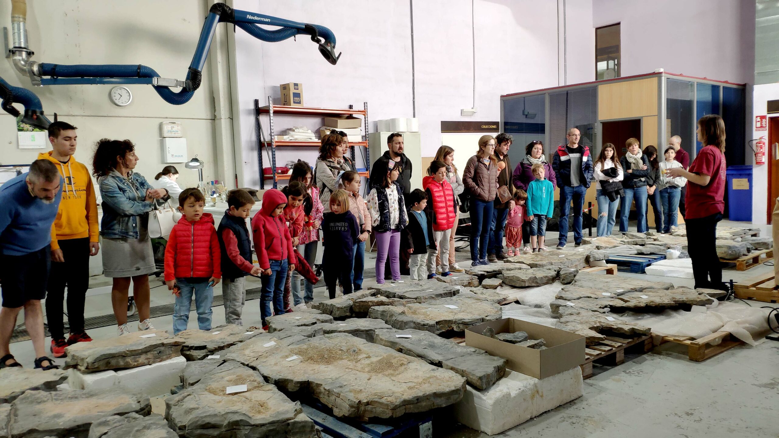 Foto 4 Visita público general JPA Fundación Dinópolis DIM 2023 LABORATORIO