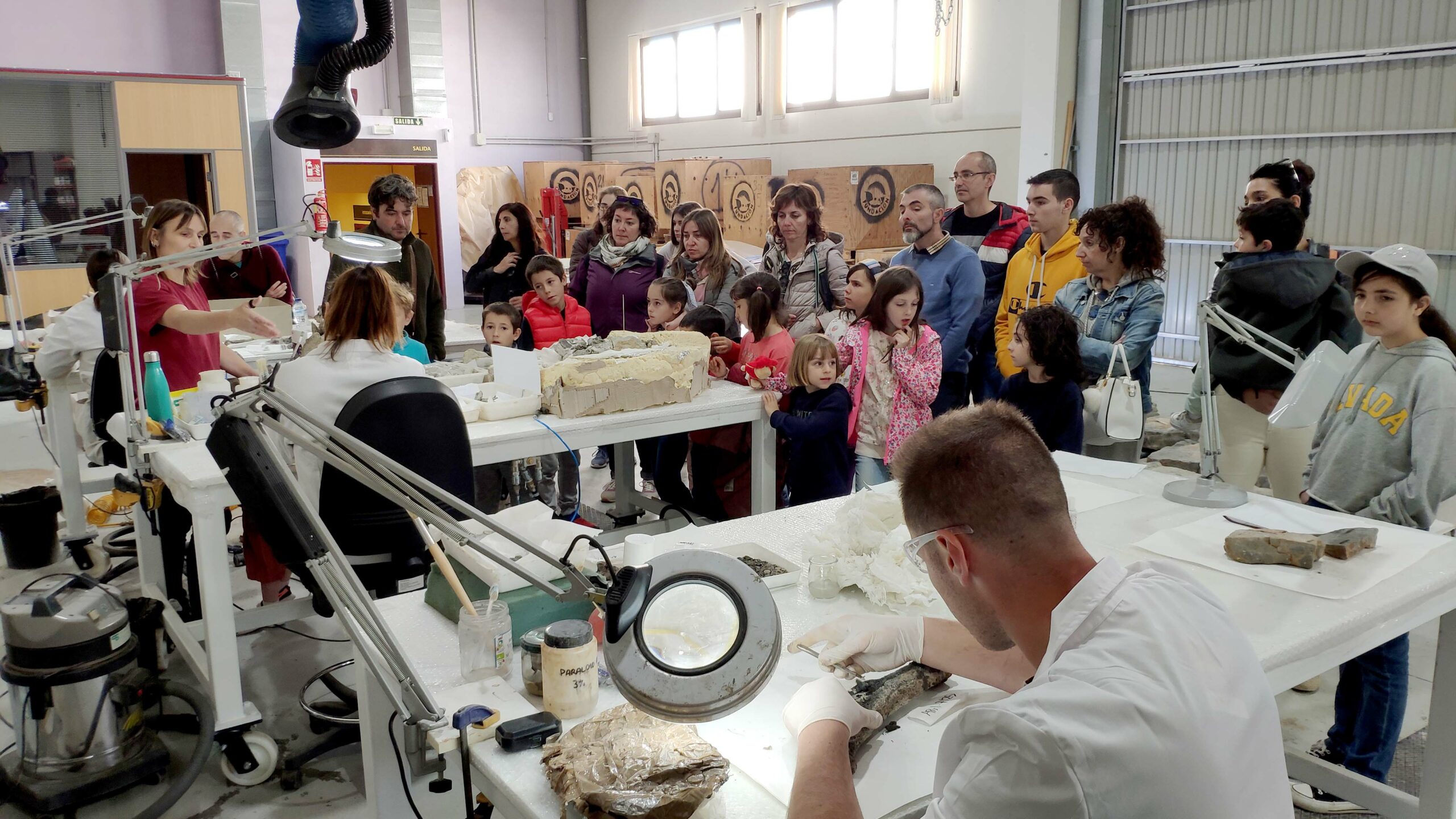 Foto 5 Visita público general JPA Fundación Dinópolis DIM 2023 LABORATORIO restauración