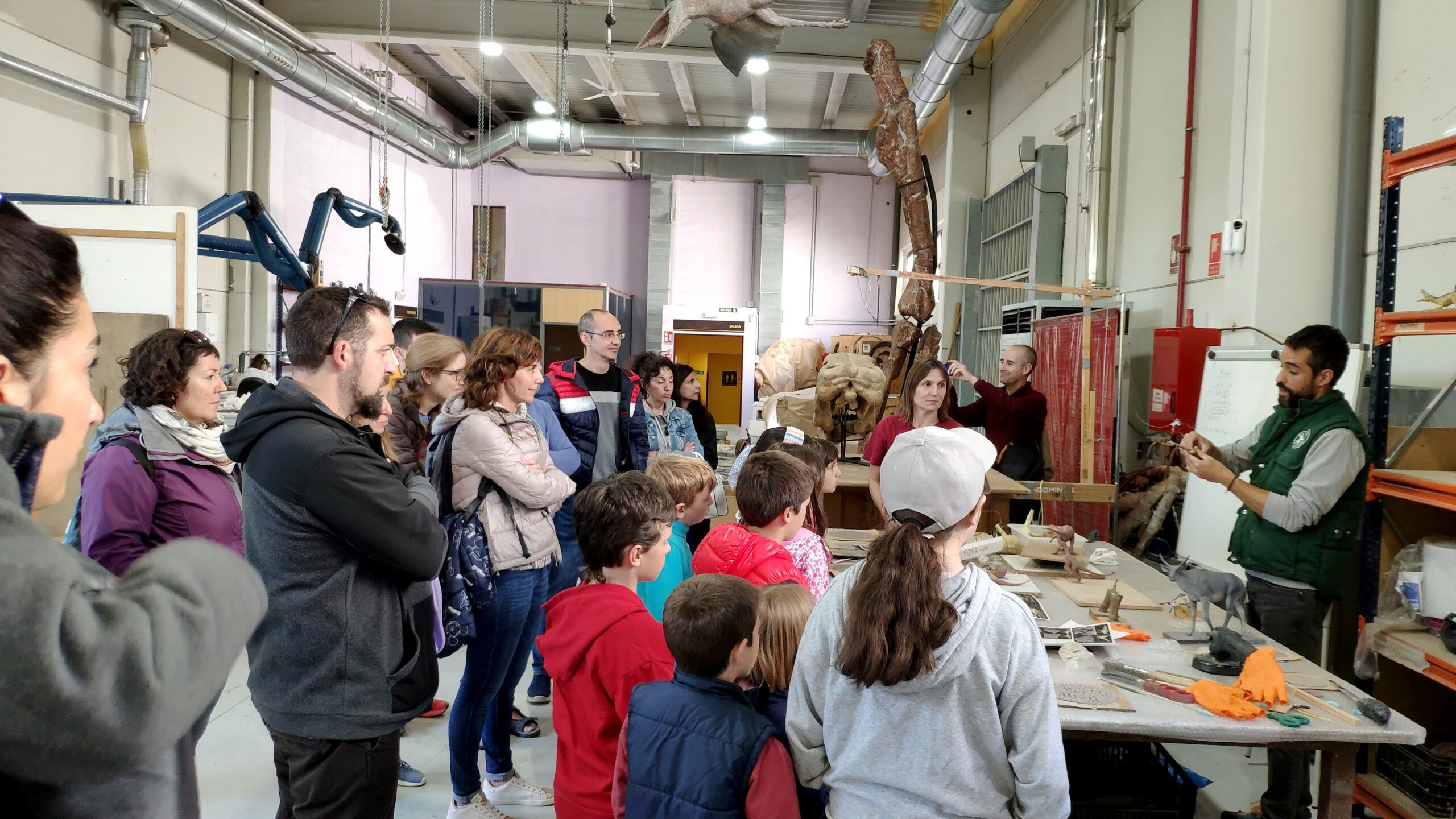 Foto 6 Visita público general JPA Fundación Dinópolis DIM 2023 LABORATORIO PARTE realización esculturas