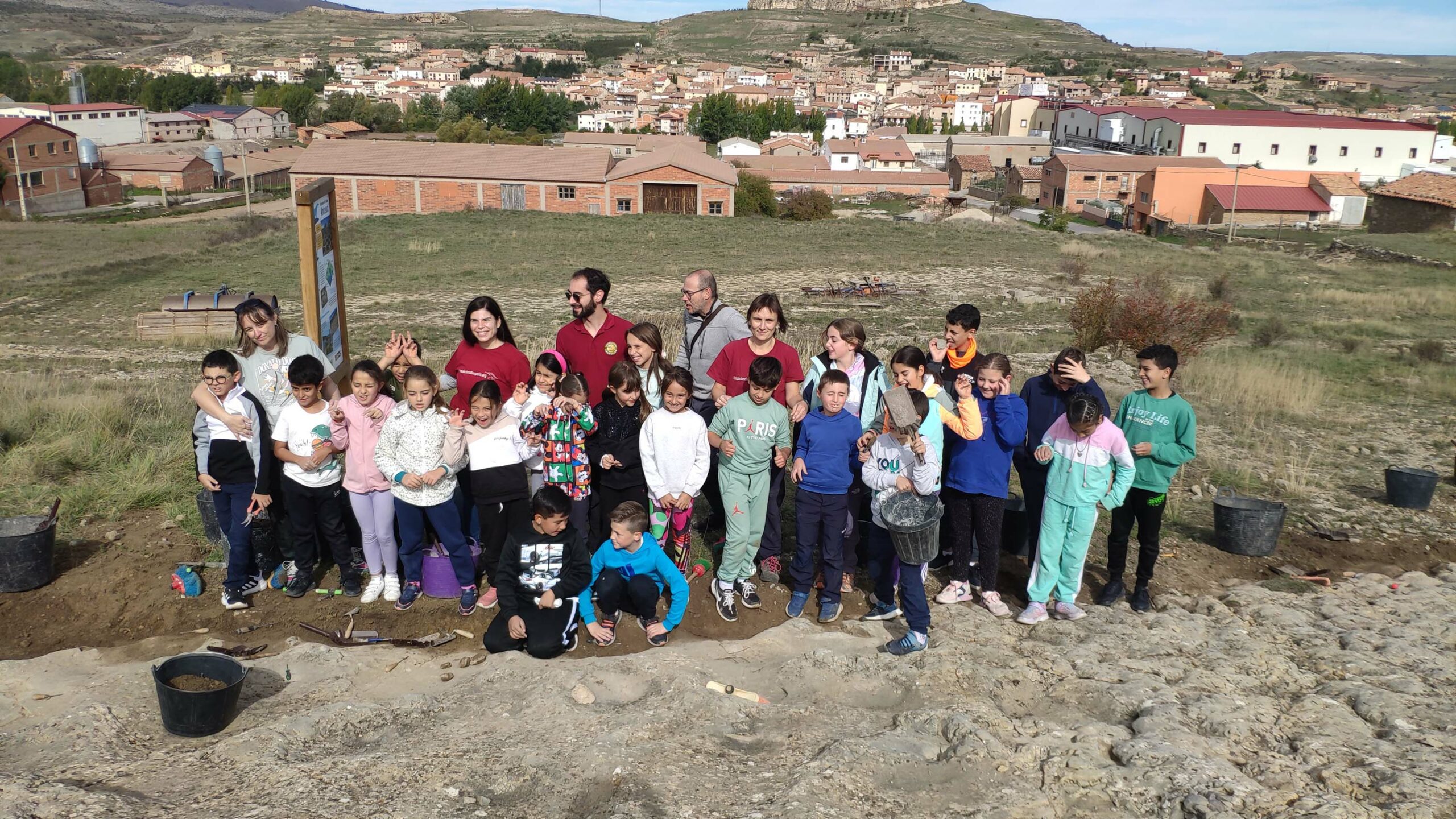 Foto grupo alumnos CRA Cedrillas y paleontólogos Fundación Dinópolis 11102024