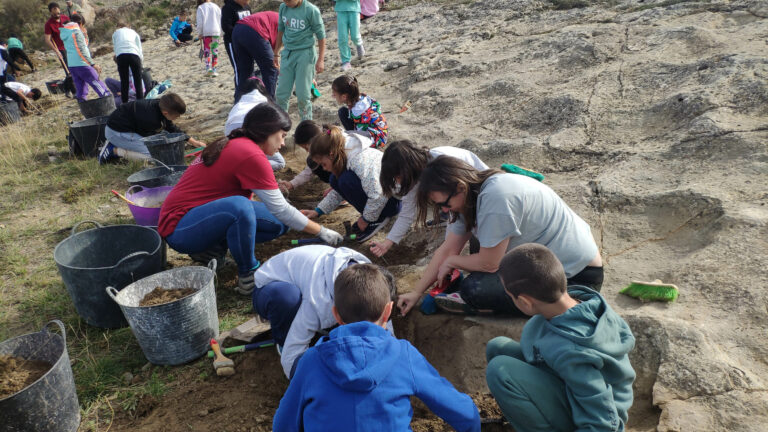 alumnos CRA Cedrillas actividad yacimiento Antena Fundación Dinópolis