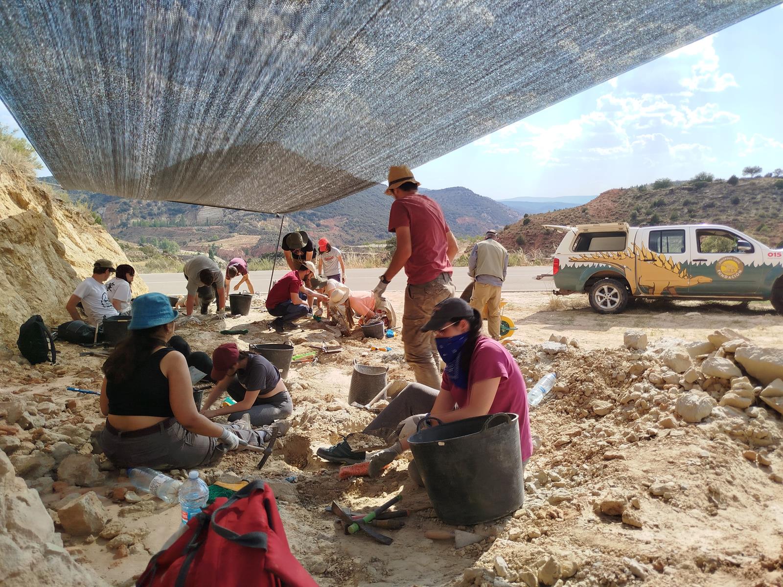 Excavación en el yacimiento Carretera en el Curso de Paleontología y Desarrollo en 2024