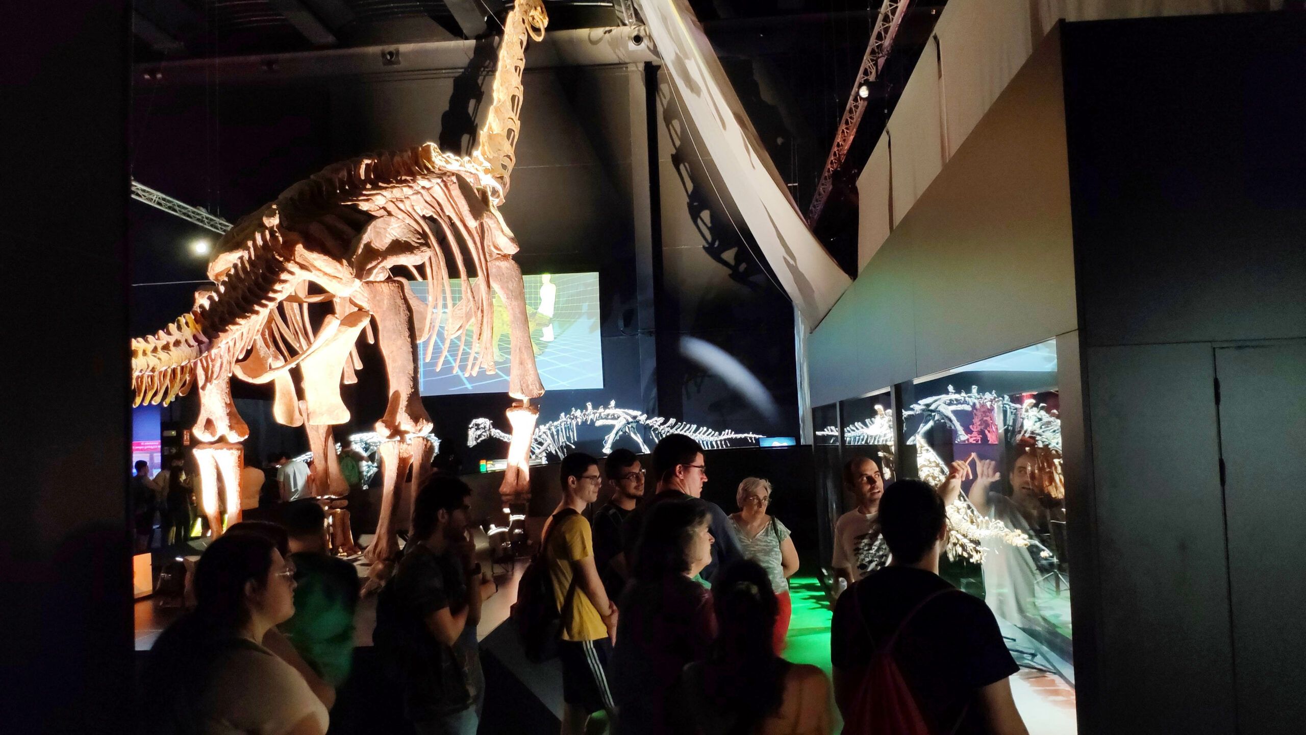Visita alumnos curso Paleontología 22 ed UVT museo Dinópolis sala dinosaurios