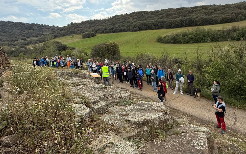Foto 1 Explicaciones en campo en el Geolodia 25 Teruel