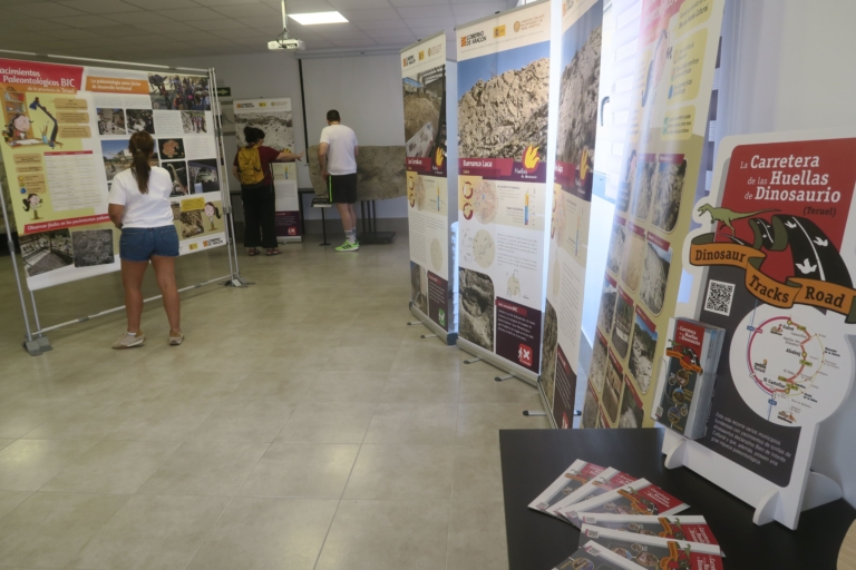 La exposición “Los yacimientos paleontológicos BIC de la provincia de Teruel” continúa, en Allepuz, su viaje por el Maestrazgo